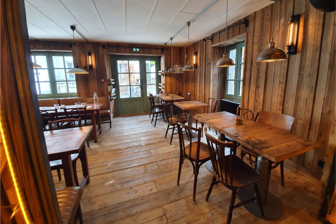 table et chaise sur mesure pour restaurant